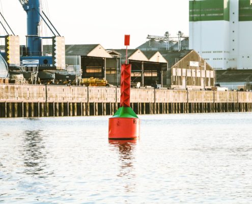 Fahrwasser-Markierung im Hamburger Hafen