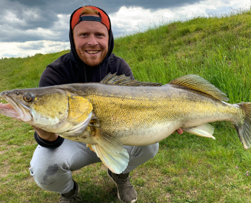 Team-Kapitän Björn Quesseleit mit 99 cm Zander zum Saisonstart 2020