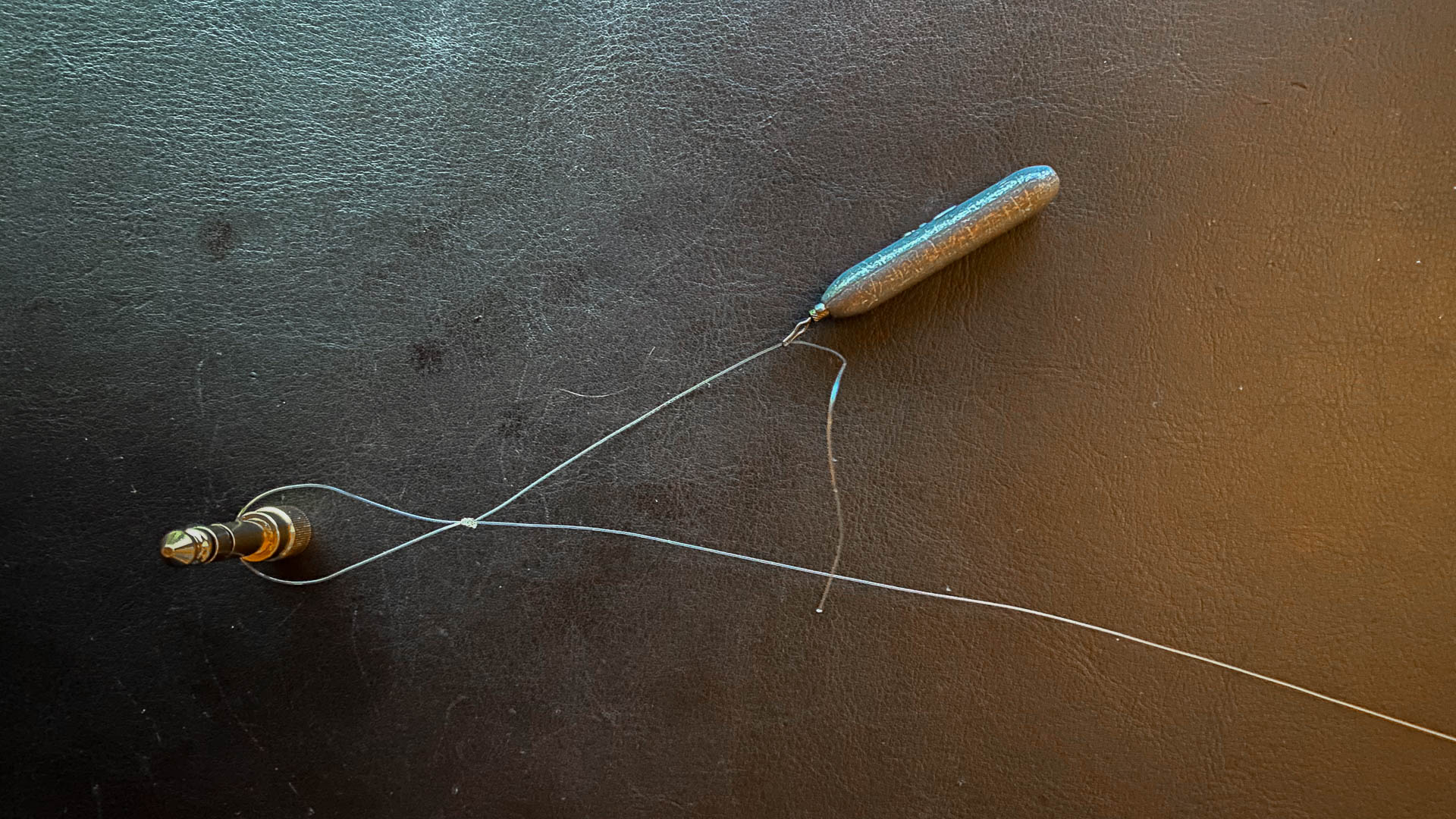 Vorderer Schlaufenknoten mit eingehängtem Sinker im Kickback-Rig